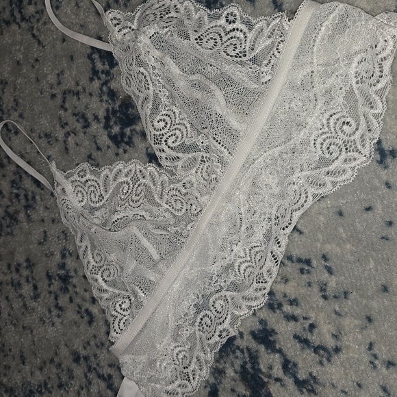 Elegant Lace Bralette in White - Picture 7 of 7